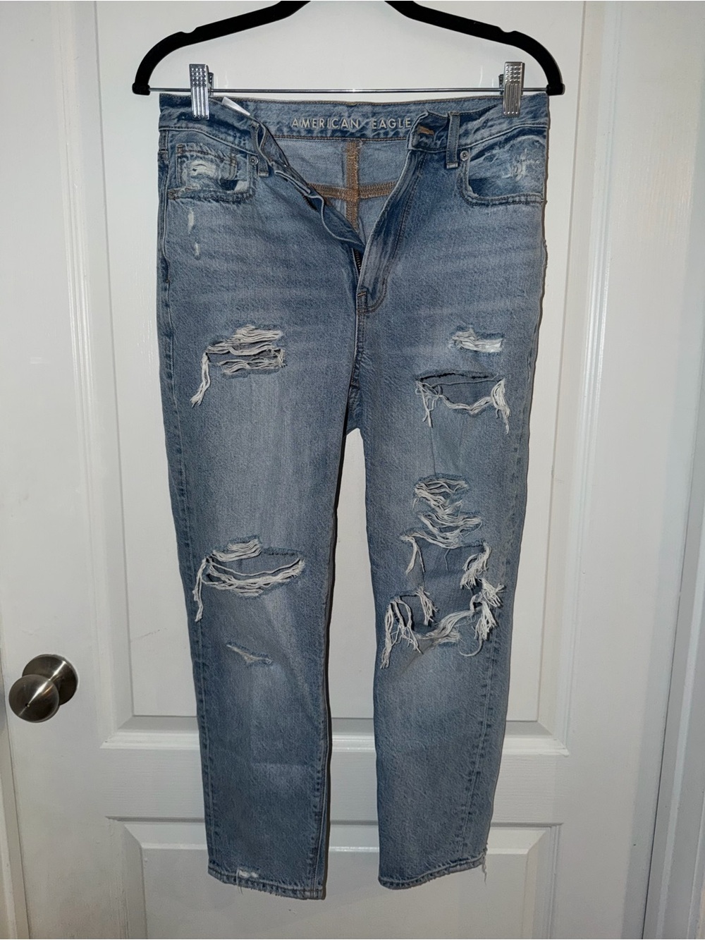 American Eagle destroyed mom jeans